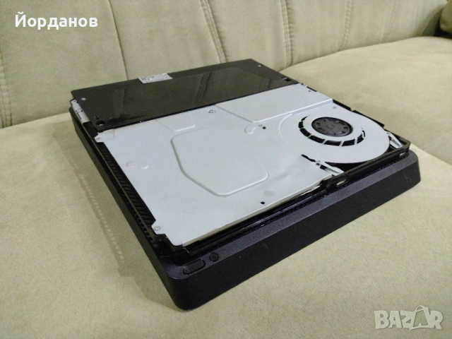 Playstation 4 Slim CUH-2016A цял за ремонт или части, снимка 2 - PlayStation конзоли - 54485323