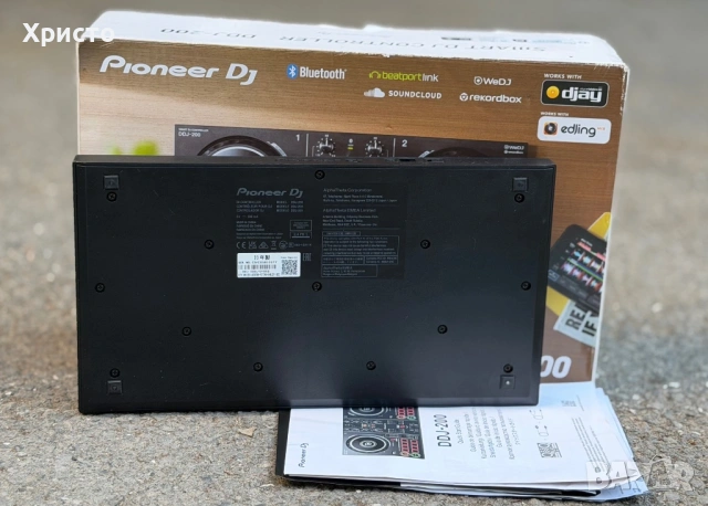 DJ Контролер Pioneer DDJ-200, черен , снимка 5 - Ресийвъри, усилватели, смесителни пултове - 54806821