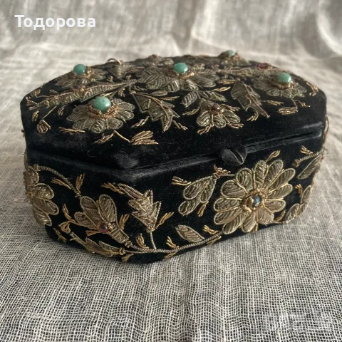 Старинна бижутиера от кадифе и релефна златна сърма и камъни