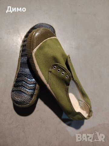 Склад разпродава много здрави китайски гуменки номер.43