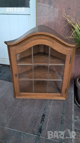 Ъглова стенна витрина масив