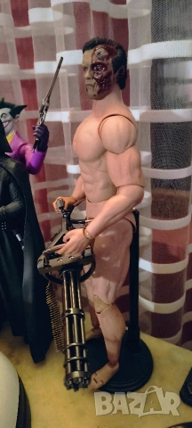 Екшън фигура на Арнолд Terminator800,30 см Battle Demage , снимка 2 - Колекции - 53989547