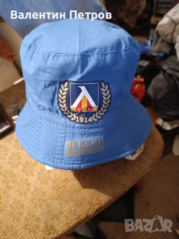 фенска шапка на Левски