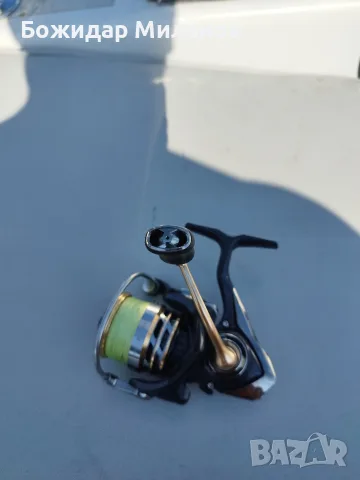 Риболовна макара Daiwa exceler 2500 lt , снимка 2 - Други спортове - 55357465