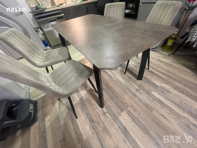 Трапезна Маса разтегателна с четири стола