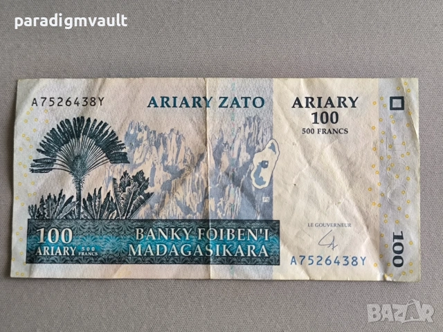 Банкнота - Мадагаскар - 100 ариари | 2004г.
