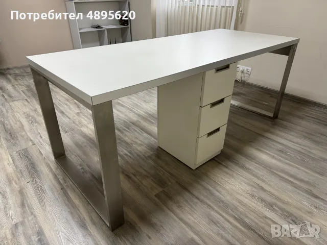 Офис бюро с крака от неръждаема стомана