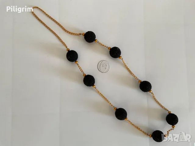 Колие със златна верижка и черни кръгли плетени мъниста.