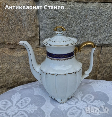 Прелестен порцеланов чайник 