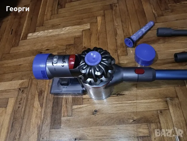 Продавам много добра Dyson V8 почистена прахосмукачка с отлична батерия и аксесоари, снимка 2 - Прахосмукачки - 55448048