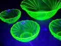 голяма купа с пет малки купички от ураново стъкло , снимка 3