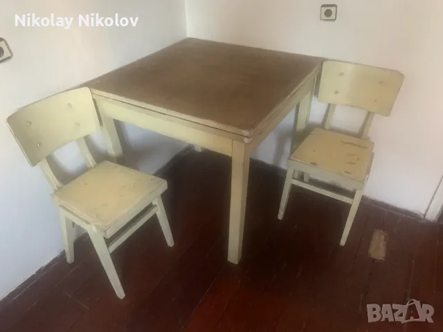 Разтегателна маса в комплект със 6 стола.