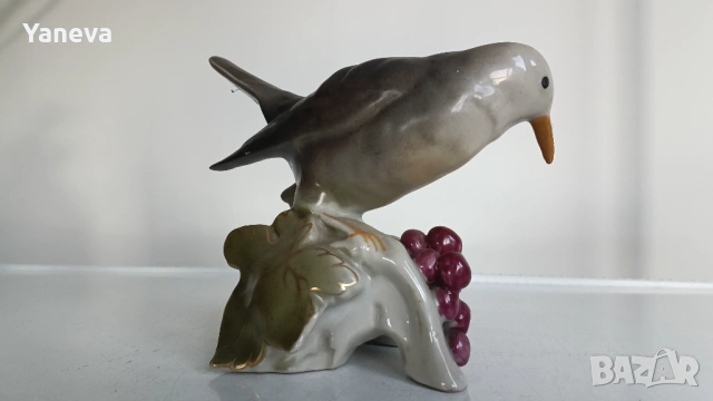Българска порцеланова статуетка на птица върху лозов клон с грозде., снимка 3 - Статуетки - 54138832