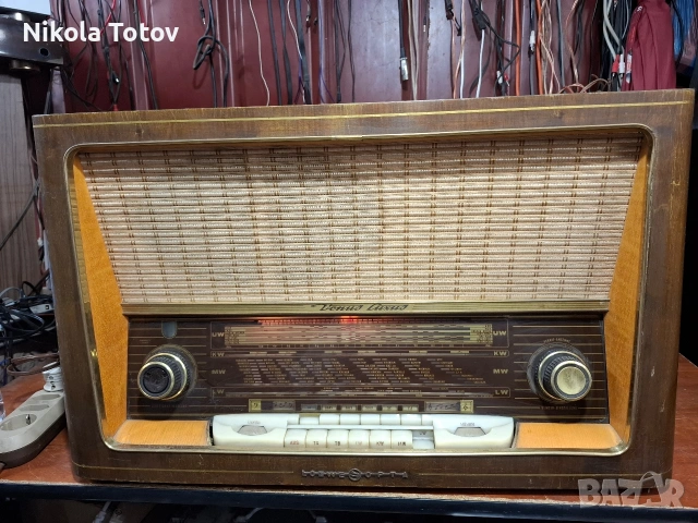 Продава се дървено радио Loewe Opta. 