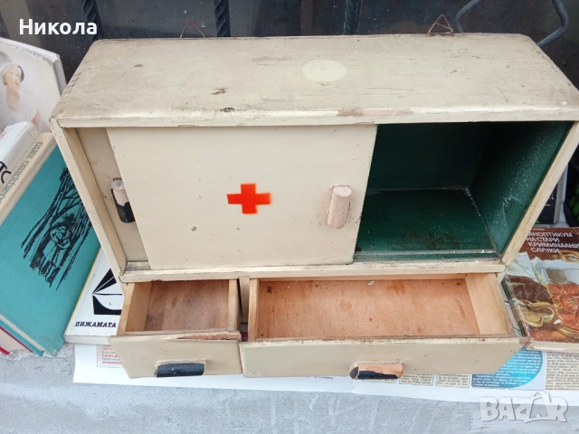 Стара аптечка, снимка 4 - Антикварни и старинни предмети - 54000335