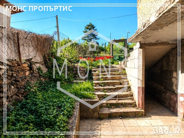 Продава се къща за ремонт с обширен двор и лице на две улици в с. Добромирка, обл. Габрово., снимка 7 - Къщи - 54453947