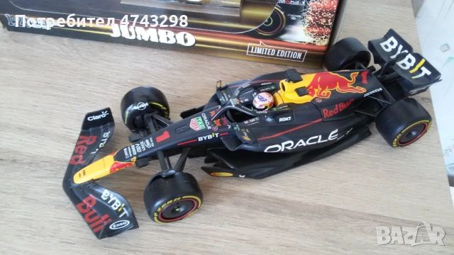 Модел на Red Bull Racing на Макс Верстапен - Сезон 2023 - Burago 1:24, снимка 11 - Колекции - 54221444