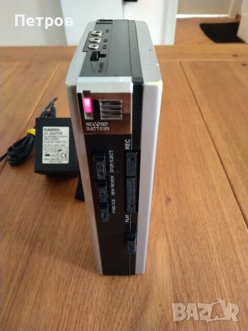 Продавам малък винтидж преносим японски касетофон Sanyo M1010, снимка 5 - Радиокасетофони, транзистори - 54280559