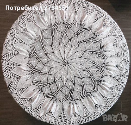 Ръчно плетена покривка за маса "Венец от лалета"  