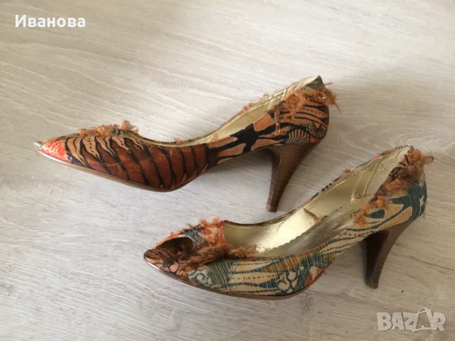 Интересни,цветни "рошави" обувки., снимка 2 - Дамски обувки на ток - 55500035