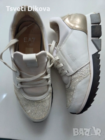 Дамски сникърси в бяло, с ефектна лъскава предна част. 