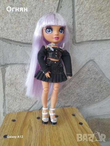 Кукла MGA Rainbow High Junior Avery Styles 23см висова с многоцветна коса, снимка 2 - Кукли - 55378837