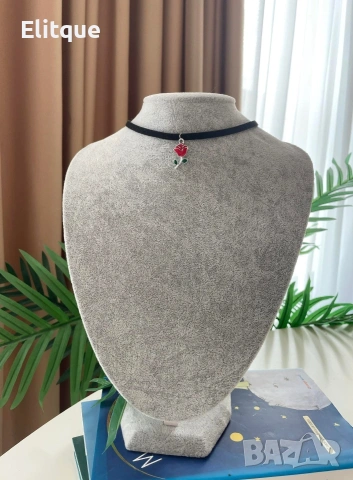 велурен чокър с роза , снимка 2 - Колиета, медальони, синджири - 54561016