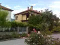 Триетажна тухлена къща с двор в град Каспичан -170 000 евро, снимка 1