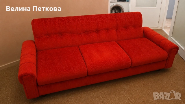Червен разтегателен диван в отлично състояние.Голям комфортен диван 3 места