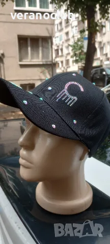 Дамска шапка с козирка и камъчета
