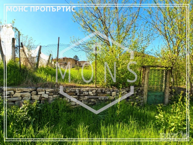 Продава се къща за ремонт с обширен двор и лице на две улици в с. Добромирка, обл. Габрово., снимка 9 - Къщи - 54453947