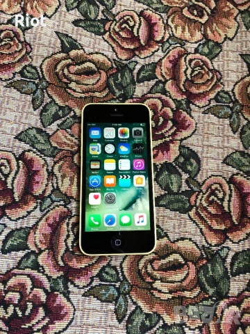 Продавам iPhone 5c 