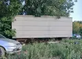 Работещ пчелин с фургон за ценрофугиране и инвентар, снимка 3