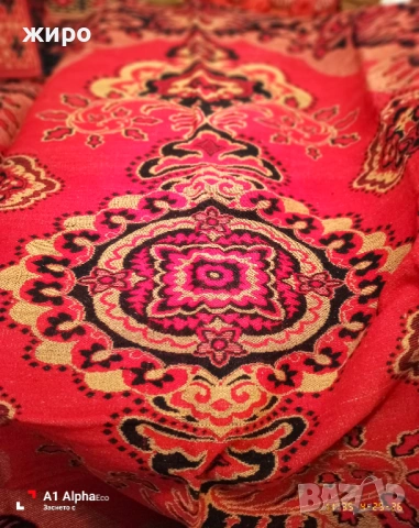 Килим трицветен-Медальон с две лица в червено.