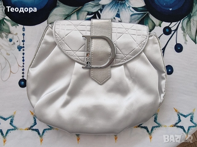 Сребриста сатенена чанта Dior