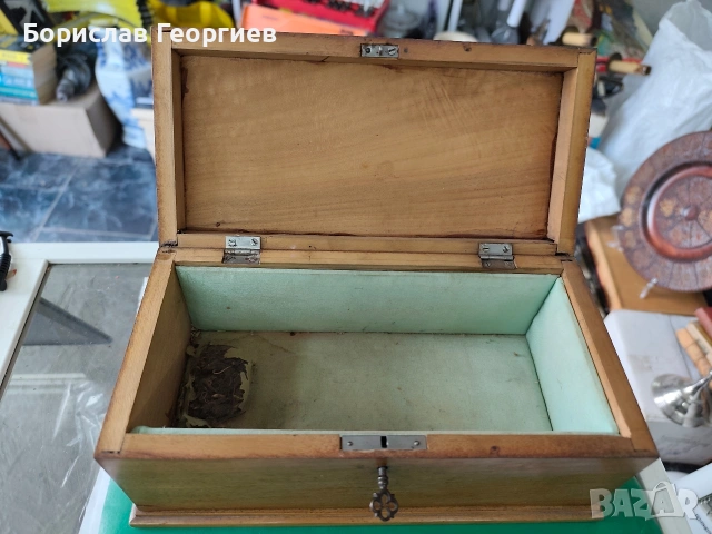 Стара дървена кутия с ключ, снимка 3 - Антикварни и старинни предмети - 53970610
