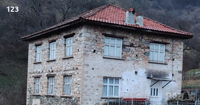 продавам Къща на два етажа двор с 8 стаи 