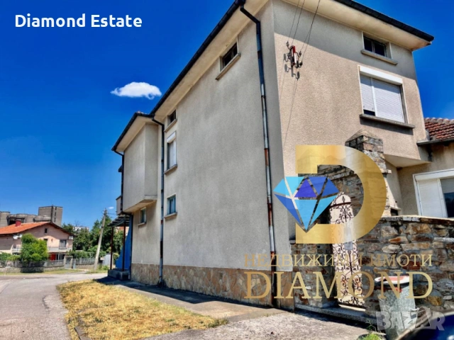 Двуетажна къща с търговска част в град Гълъбово