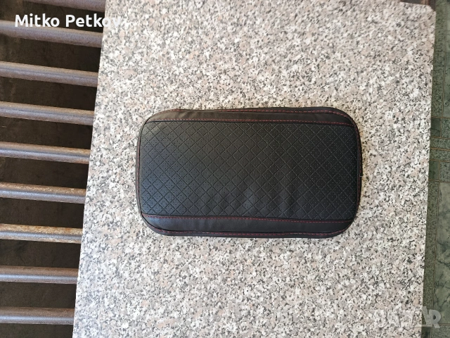 Подложка за подлакатник на кола