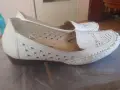 Подарявам!Бели обувки с ниска подметка тип ток, снимка 1