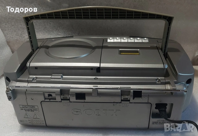 Sony CFD-V37L стерео радиокасетофон със CD плейър, снимка 2 - Радиокасетофони, транзистори - 54301052