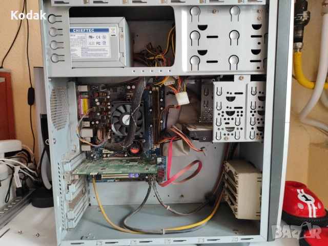 Продавам ретро компютър работещ, снимка 3 - Работни компютри - 54172296