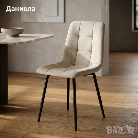 Трапезен стол с кадифена дамаска в бежов цвят и черни метални крака