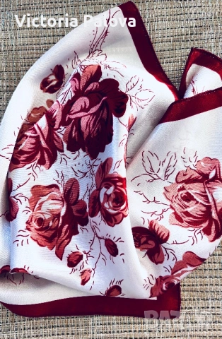     Копринен шал Silk Mark Japan – винени рози на бял фон