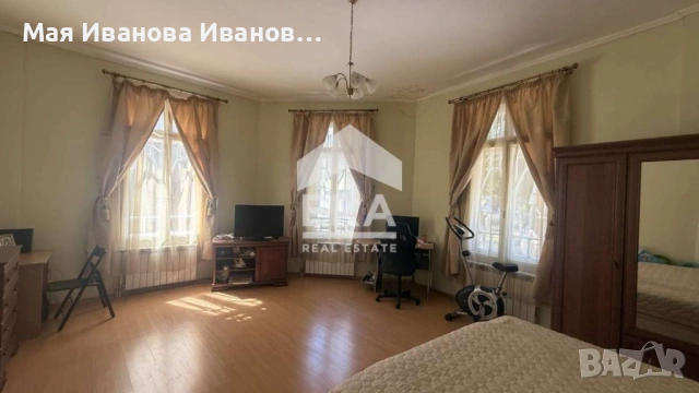 Двуетажна къща в Широк център