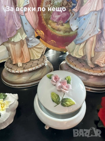 Бижутерката” прелестна  бижутерка на три крачета, немска, с великолепни 3D рози Код P2217