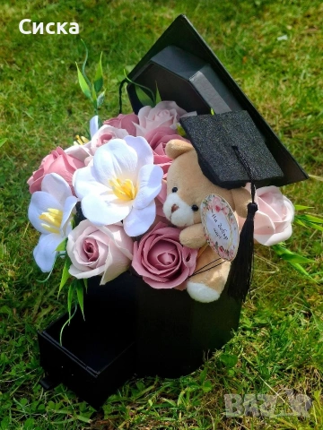 Сапунени цветя от пластичен сапун в кутия с шапка и чекмедже👨‍🎓
, снимка 4 - Подаръци за жени - 54558747