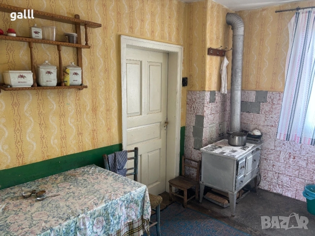 Къща в центъра на селото – отлична локация, снимка 9 - Къщи - 53830740