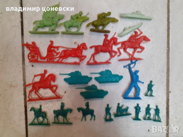 Пластмасови войници от социалистическо време,цена за всички