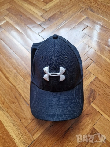 Страхотна шапка с козирка UNDER ARMOUR,един размер 